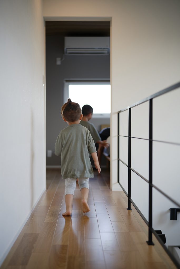 子供たちも１階、２階と上がったり下がったり、のびのびと新しいお家を楽しんでいる