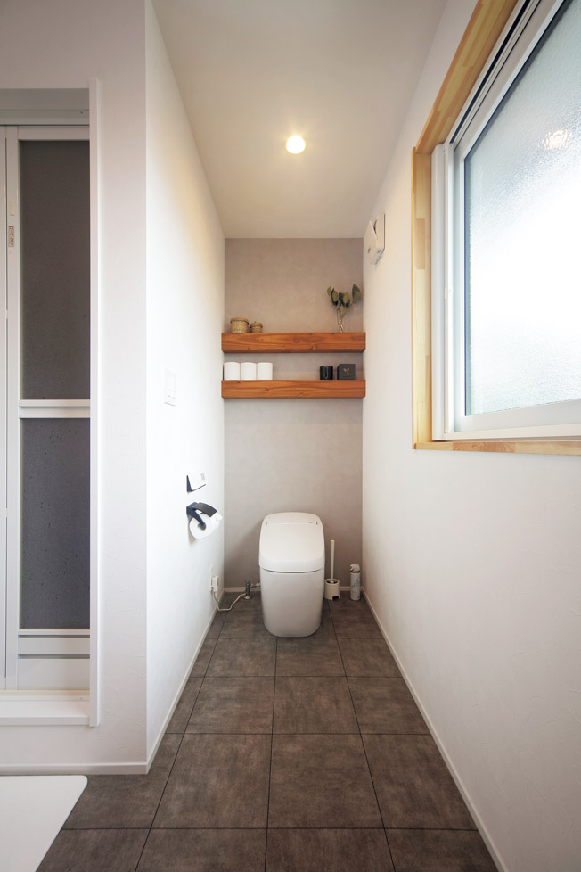 トイレはドアを取り付けず、洗面脱衣スペースと一体化させることで、ホテルのサニタリールームのような空間に
