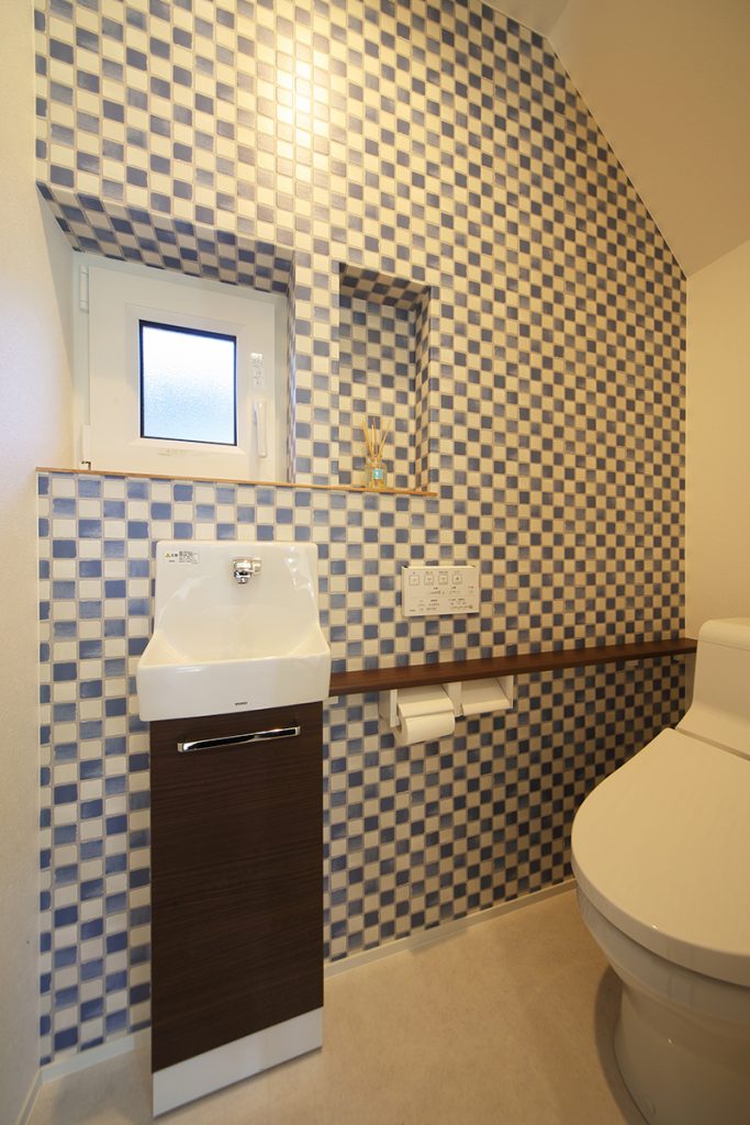 1階トイレ。ブルー×白の元禄模様が個性的