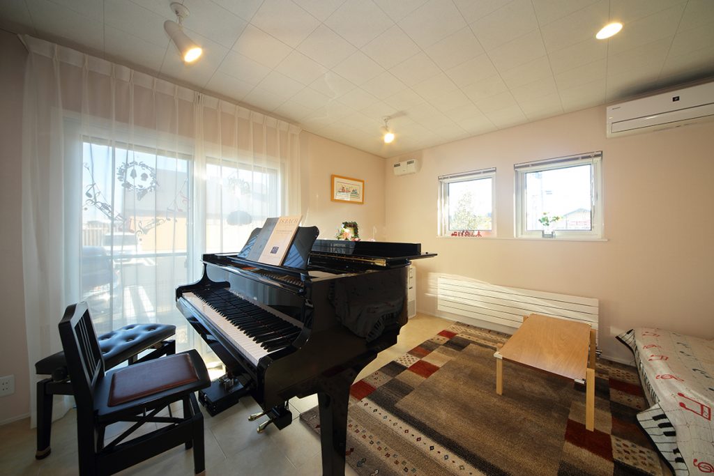 1階ピアノ教室は約10畳。暖房は人にも楽器にも優しい温水パネルヒーター採用