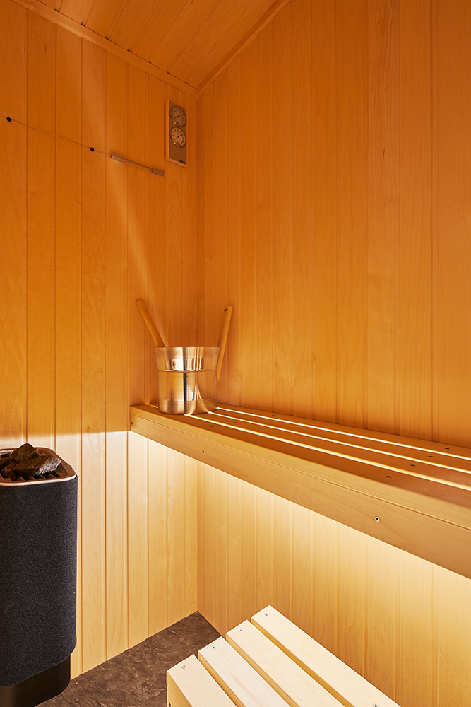 ティーロ社（スウェーデン）のドライサウナを採用。広さは約1帖で、内壁は全面ヒノキ張り。木の香りがリラックス効果を高める