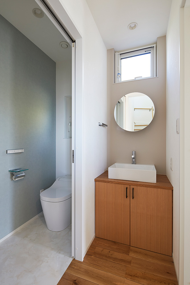 トイレは和室やLDKから近いところに配置。玄関からも近いので、トイレの外に設置した手洗いスペースは、帰宅後の手洗いにも便利