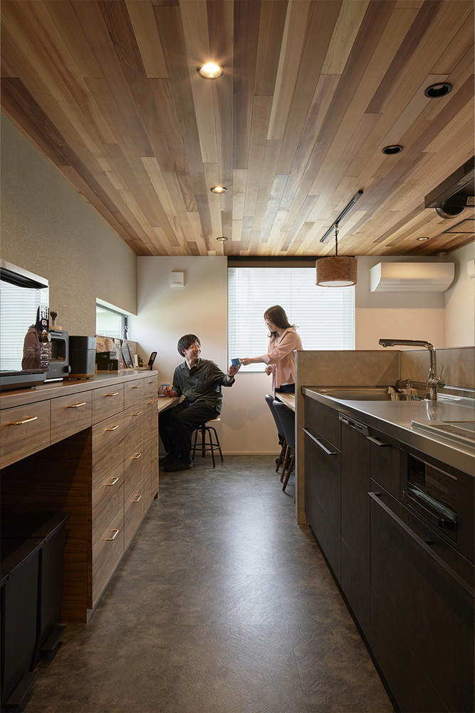ダイニングキッチンのエアコン1台で快適な温熱空間を実現。アカシアで造作したキッチン背面収納は風合い、収納力ともに奥さん絶賛の一品に