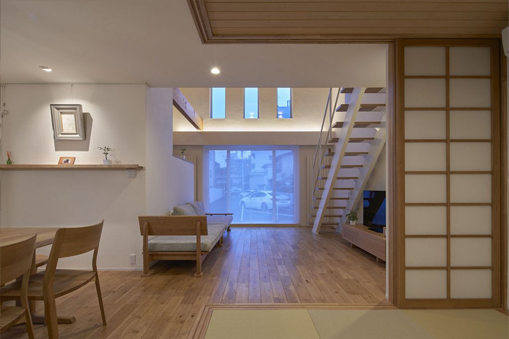 家全体はコンパクトながら、LDK＋和室は23.5帖にもなる大空間。暮らし方に合わせてメリハリのあるスペース配分とした