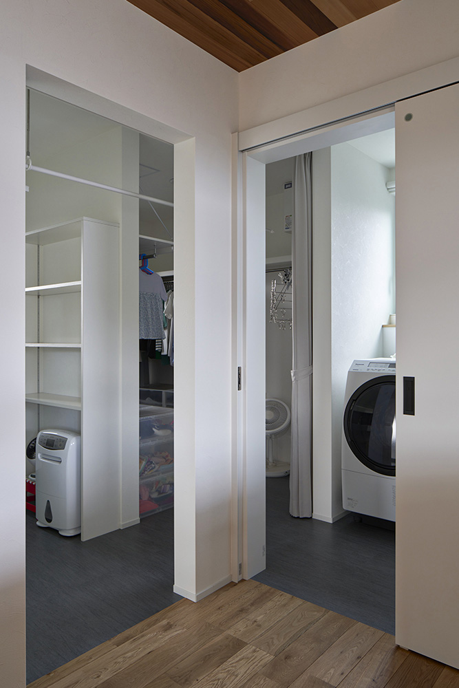 脱衣室・洗濯機置き場→洗面室・物干しスペース→ファミリークローゼットという回遊動線で、洗う・干す・しまうの作業を効率的に行える