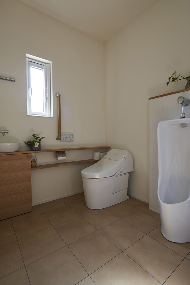 トイレは掃除がしやすいよう、広いスペースを確保。床は清掃性に優れるPタイルで仕上げた