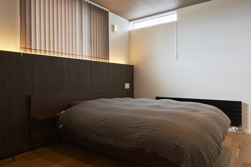 ブラウン系の色合いでまとめた寝室は、睡眠に最適な落ち着いた雰囲気
