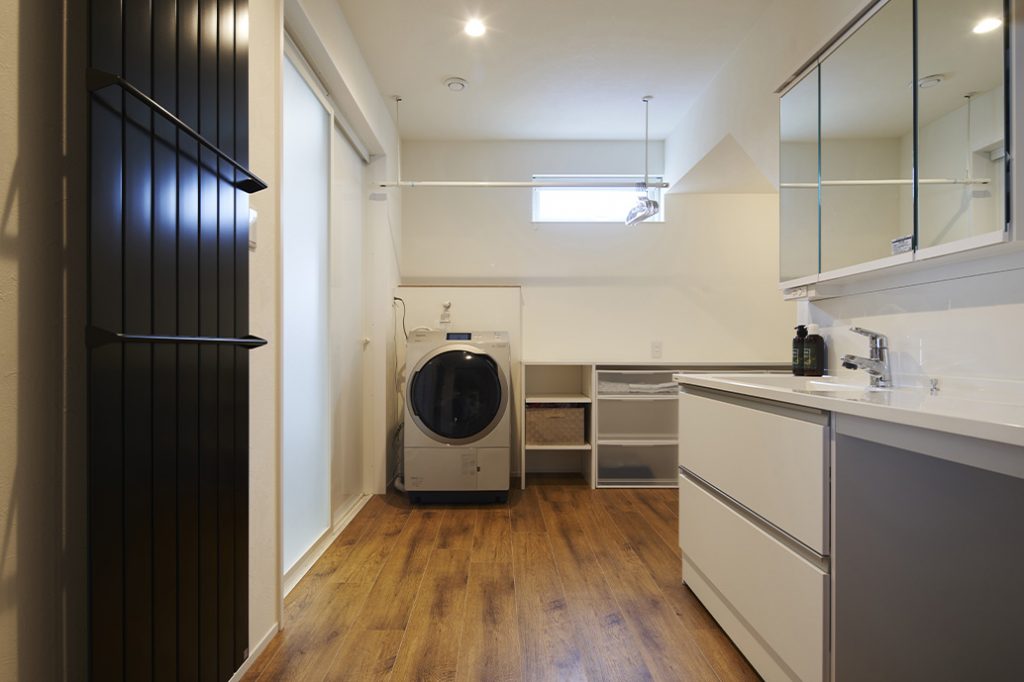 収納棚を完備した広い洗面脱衣室。洗い物の多い仕事柄、この空間は大いに重宝しているそう
