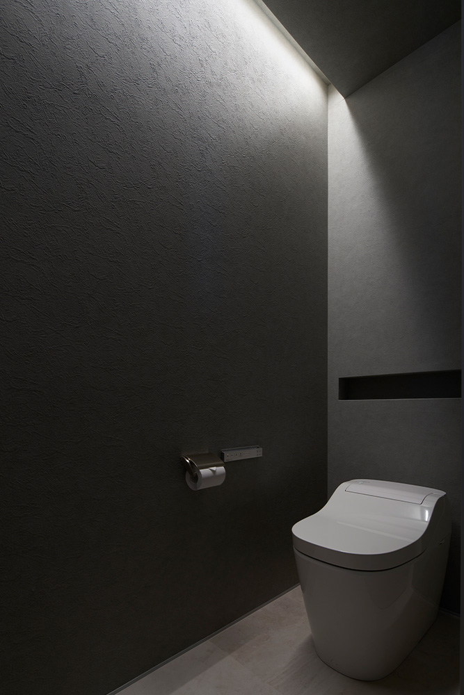 トイレの内装まで徹底してグレー色で統一。間接照明がホテルライクな空間を演出する