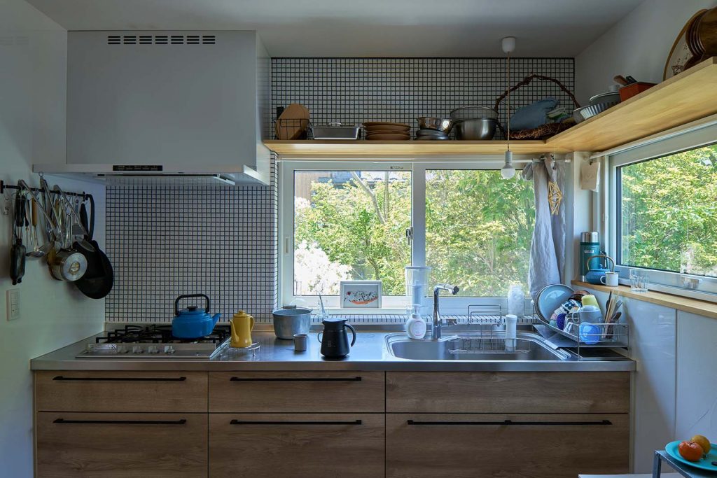 キッチンは壁付けで、調理をしながら奥さん憧れだったコーナー窓から外の緑を楽しめる