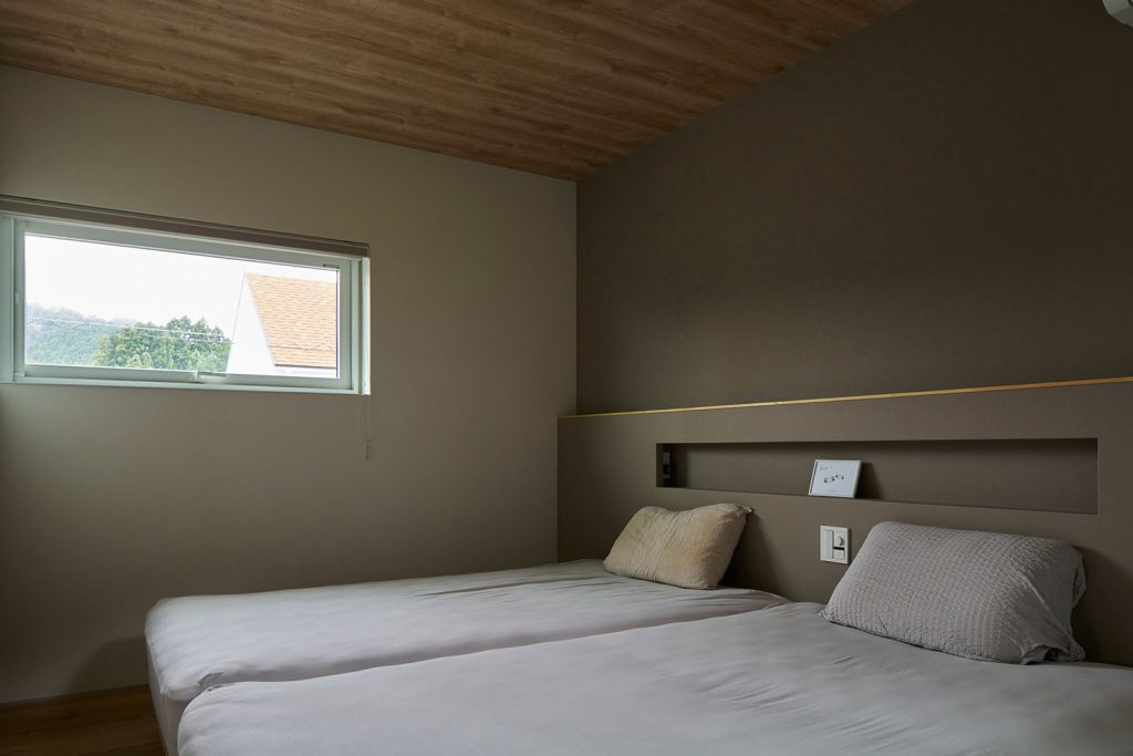 寝室は、壁紙や天井の色合いや質感のほか、間接照明にもこだわり、くつろぎの空間を演出した