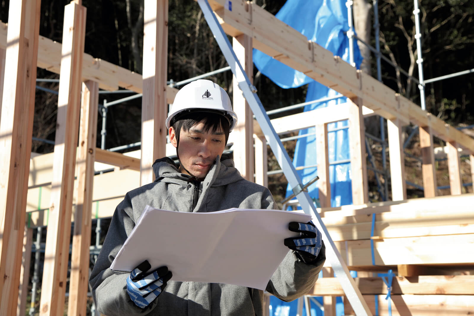工務課 係長　阿部 拡さん 一級建築施工管理技士の阿部さん。作業が円滑に安全に進められるよう、現場の隅々まで目を配って、高品質な家づくりを支えている
