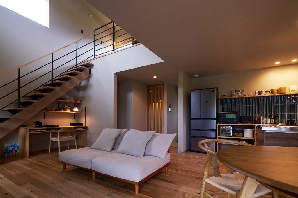 床は突板、壁や天井はクロスでコストカットを図りつつ、お二人のデザインセンスにより上質感が生み出されている