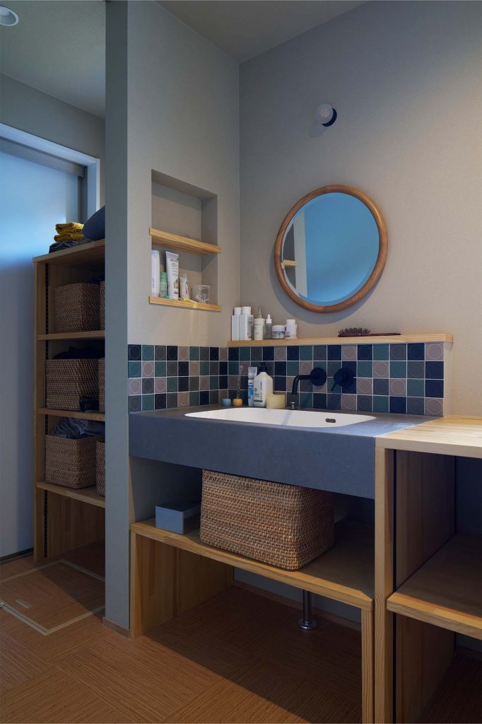 奥さんのイラストを再現した洗面スペース。足触りの良い籐の床や、ニュアンスカラーのタイルが心地よさを演出している