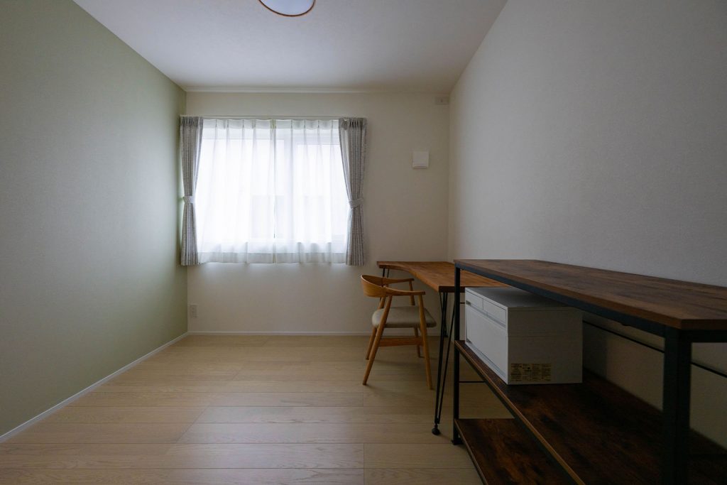 2階の子ども部屋は、子どもが巣立った後でも使いやすいように、内装はあえてシンプルに仕上げた