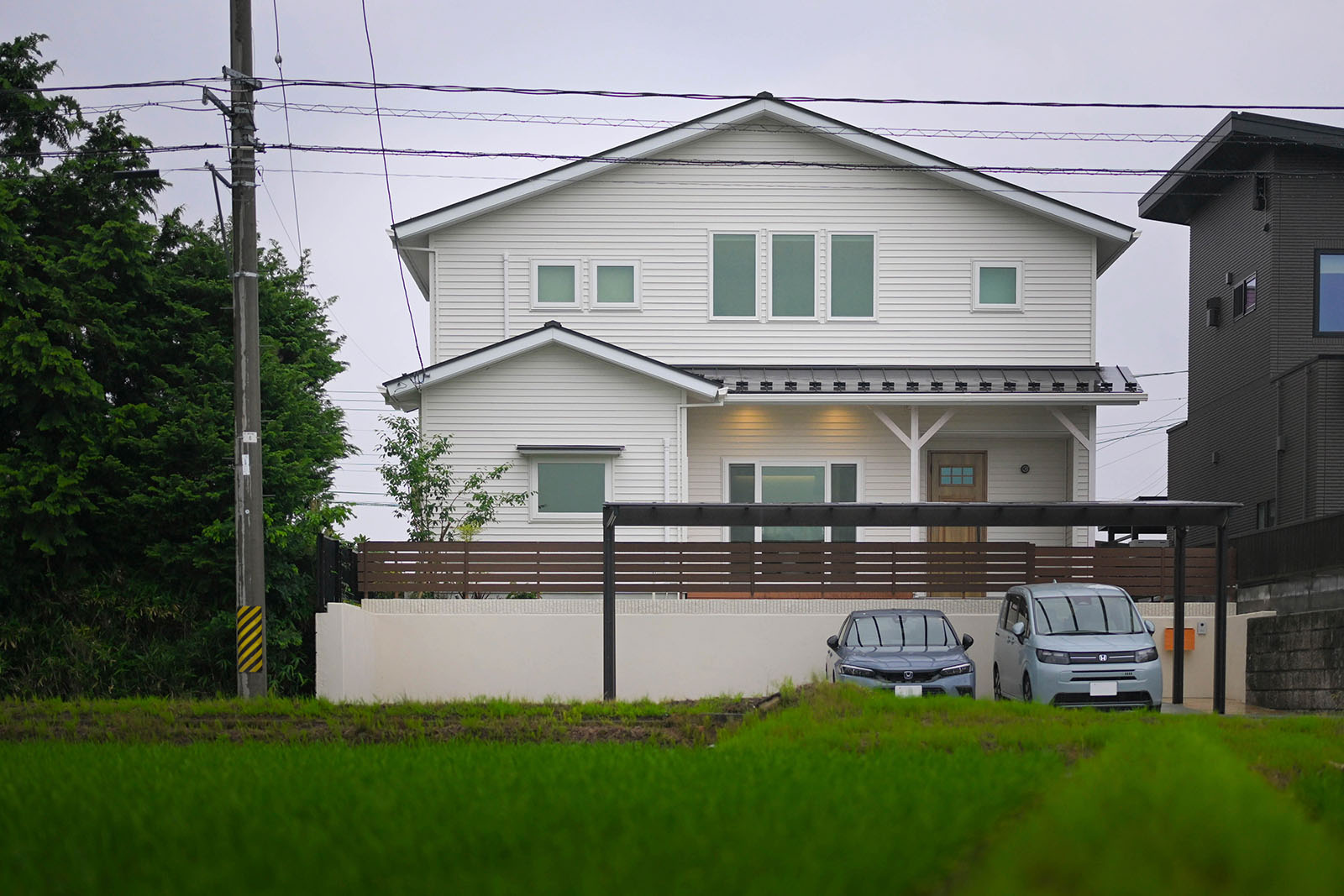 のどかな田園風景を借景とする 西側に開いた自然素材の家｜施工事例