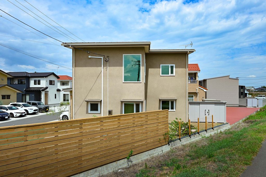 南側からの眺め。2階の大きな窓のあるところがリビング。外壁材は塗り壁を選択している
