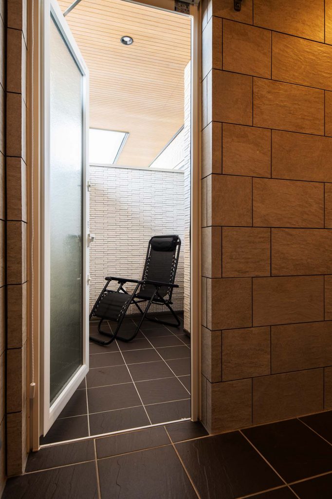 シャワースペースの先に設けたプライベートな外気浴スペースは、人目を気にせずにゆっくりと“ととのう”ための居場所