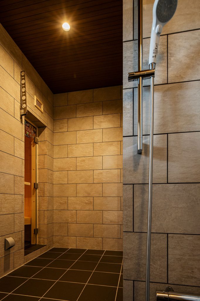 壁・床ともにタイル仕上げでまとめたクールダウンスペース。シャワースペースも兼ねている