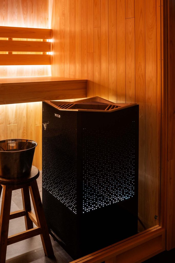 Tylö(ティーロ)の高性能モデル「CROWN ELITE(クラウン エリート)」の洗練されたデザインと、機器から放たれる光が高級感を演出