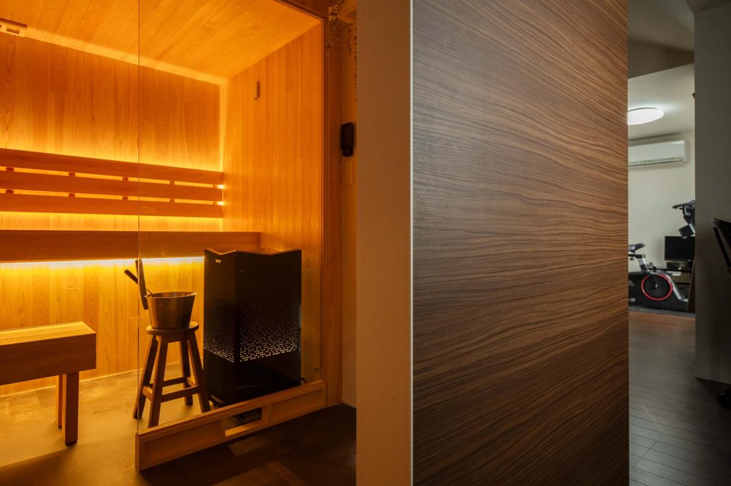 サウナルームは寝室の一角に配置。日常の暮らしになじむ無理のないサウナ動線となっている
