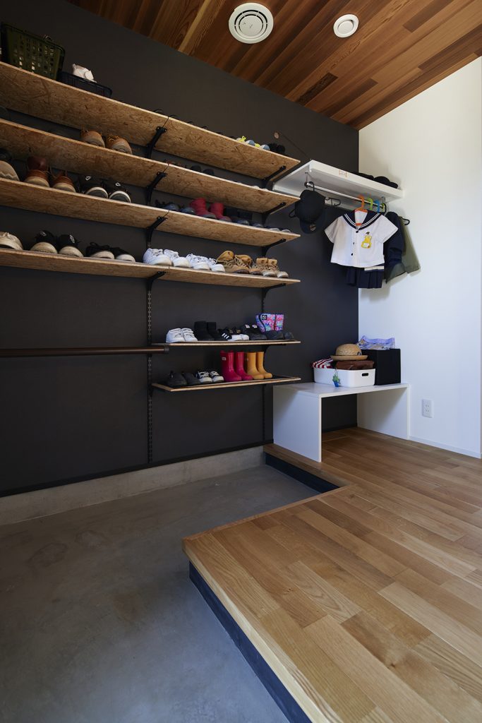 靴収納がオープンなのもポイントの１つ。玄関に靴が散乱することを防ぎ、掃除もしやすくなる