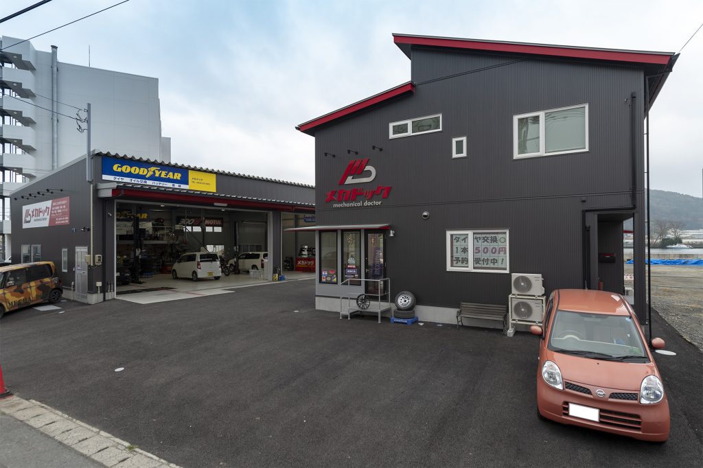 黒 赤のコントラストが個性的 公私を完全分離した店舗併用住宅 施工事例 ヒノケン 宮城県の新築注文住宅 リノベーション 高断熱高気密 Zehの家を建てる工務店