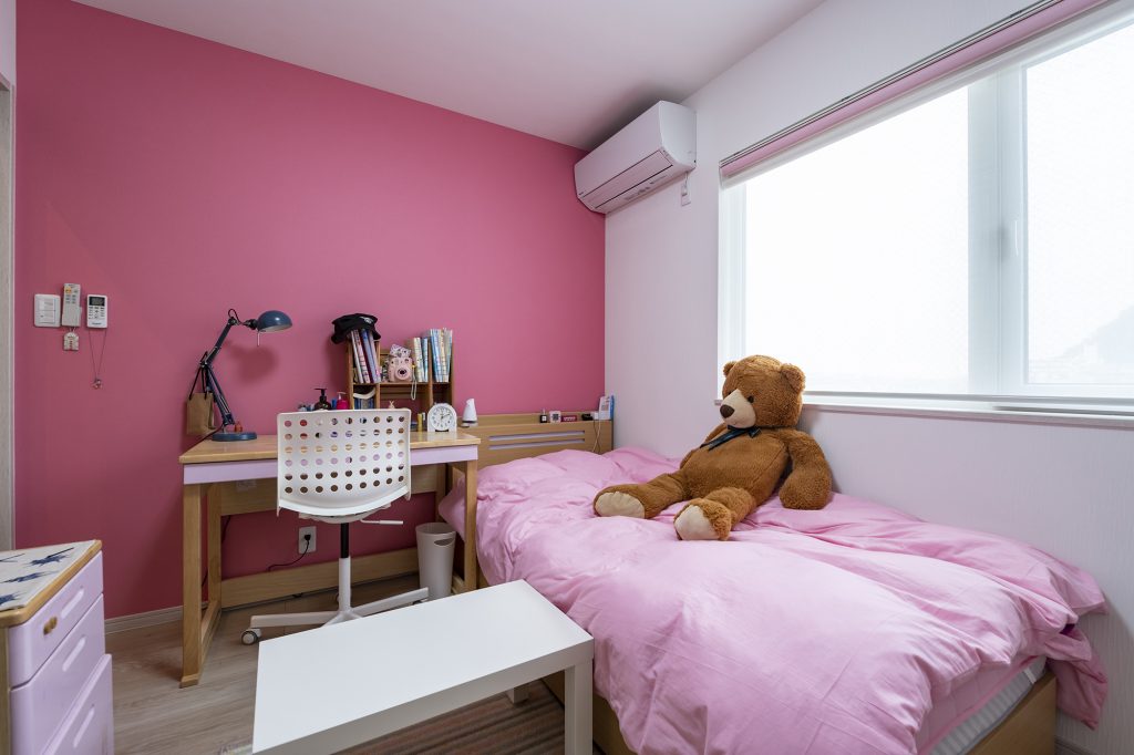 ピンクのクロスが可愛らしいオーナー宅の子ども部屋
