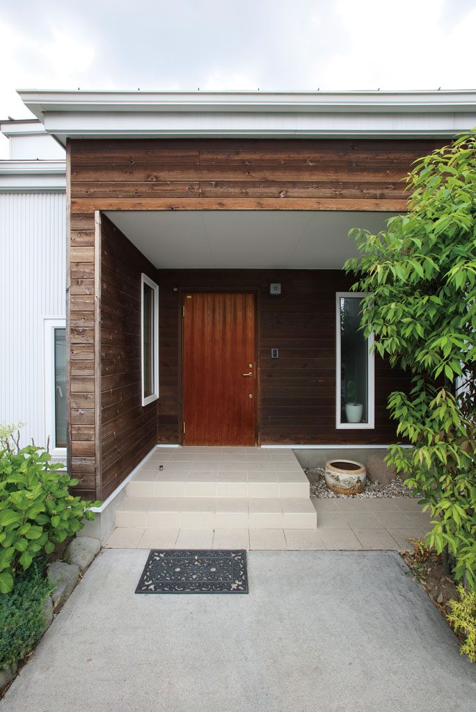 玄関まわりには木製断熱ドアや板張りの外壁を用いてナチュラル感をプラス